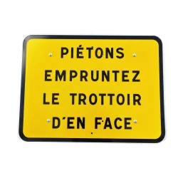 Panneau KC1 "Piétons empruntez le trottoir d'en face", classe CT1