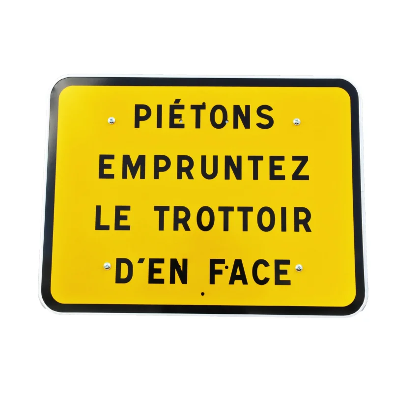 Panneau KC1 "Piétons empruntez le trottoir d'en face", classe CT1