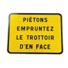 Panneau KC1 "Piétons empruntez le trottoir d'en face", classe CT1