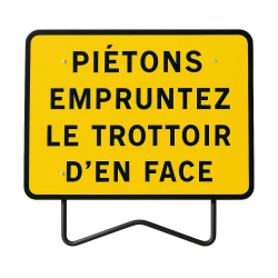 Panneau KC1 "Piétons empruntez le trottoir d'en face", classe CT1